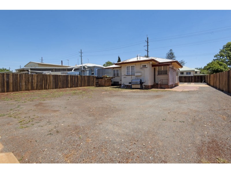 160 Holberton Street, Newtown QLD 4350