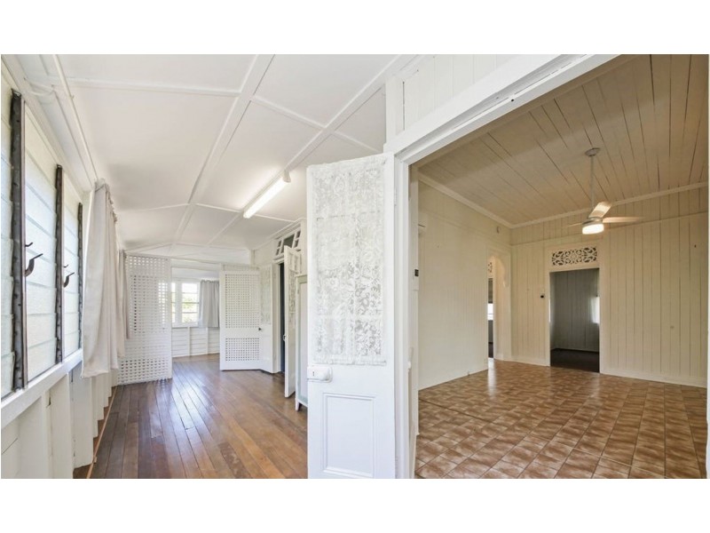 10 Sixth Avenue, Kedron QLD 4031