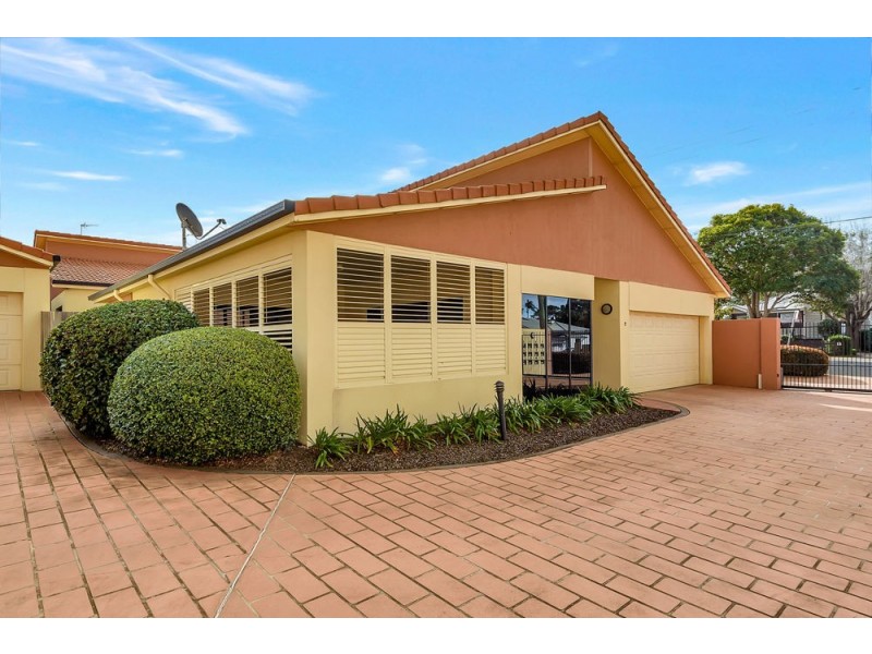 2/224 Herries Street, Newtown QLD 4350