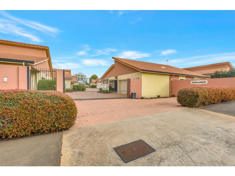 2/224 Herries Street, Newtown QLD 4350