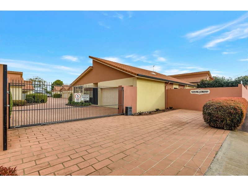 2/224 Herries Street, Newtown QLD 4350