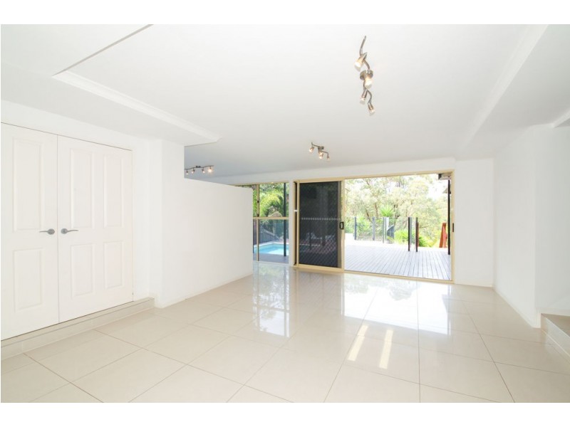 4 Highvale Drive, Helensvale QLD 4212