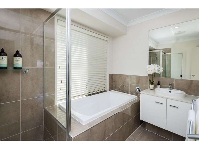 50 Azure Way, Hope Island QLD 4212