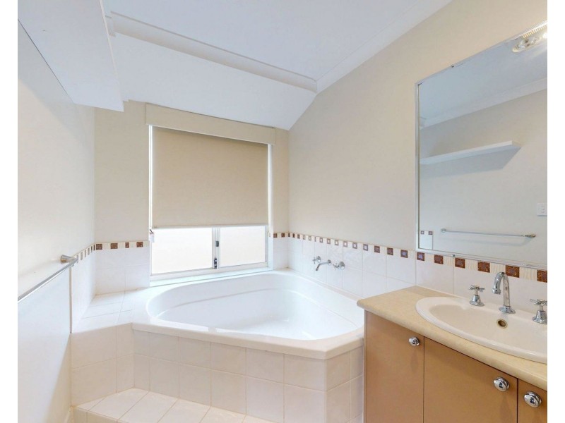 1 Gale Lane, Carramar WA 6031