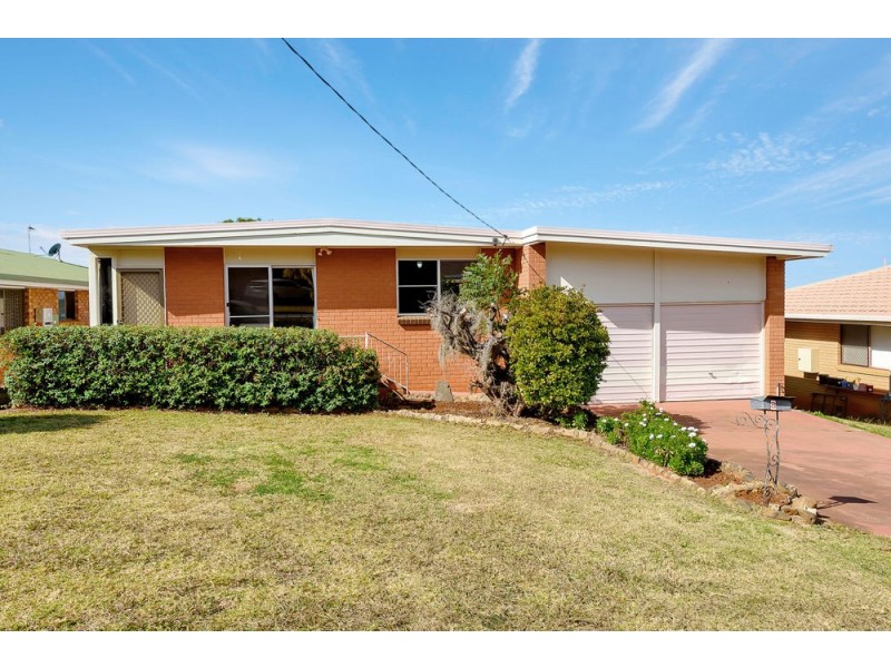 8 Greenbury Street, Rockville QLD 4350