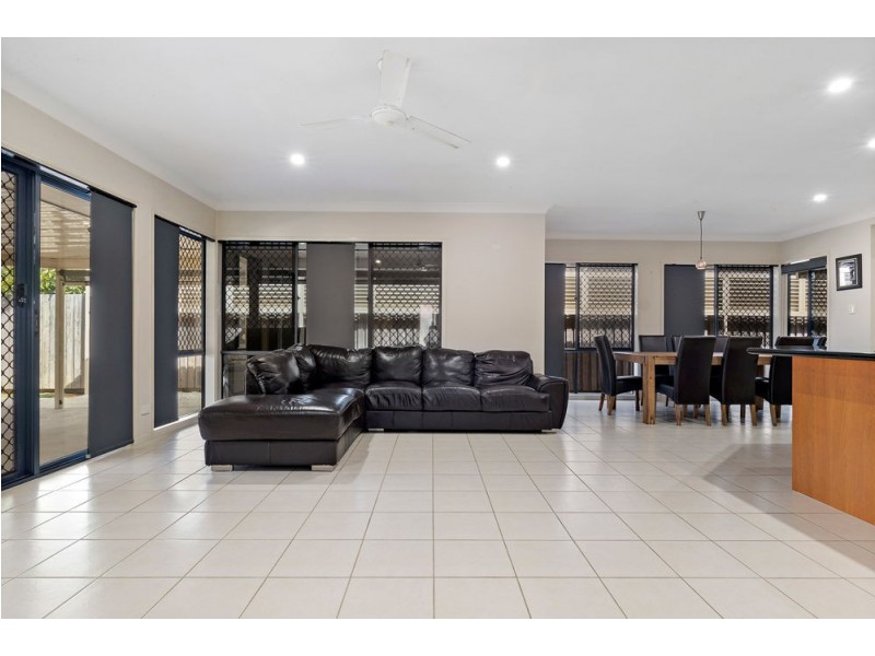 17 Dotterel Crescent, North Lakes QLD 4509
