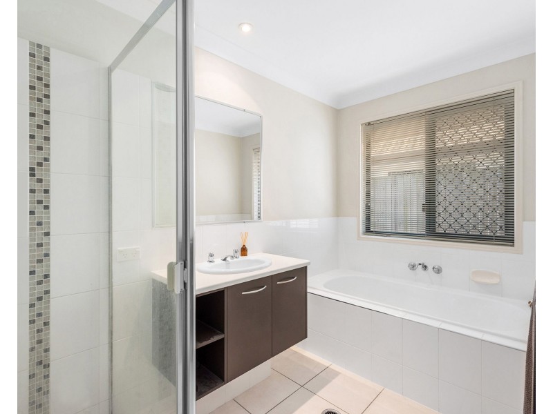 24 Bailey Street, Wakerley QLD 4154