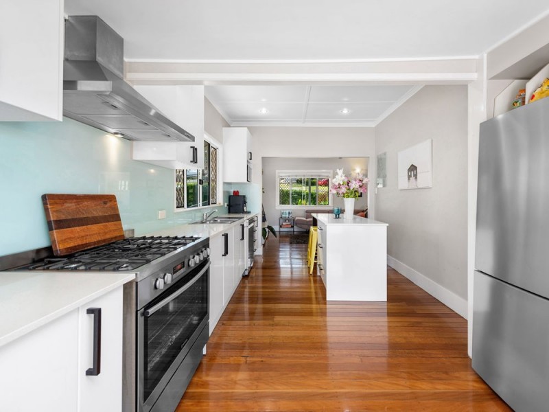 27 Curve Avenue, Wynnum QLD 4178