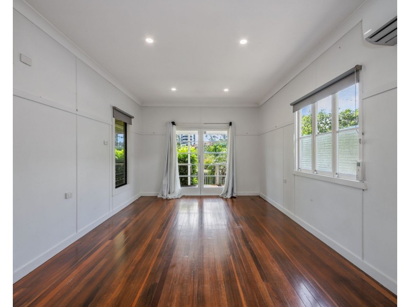 11 Humpybong Esplanade, Redcliffe QLD 4020