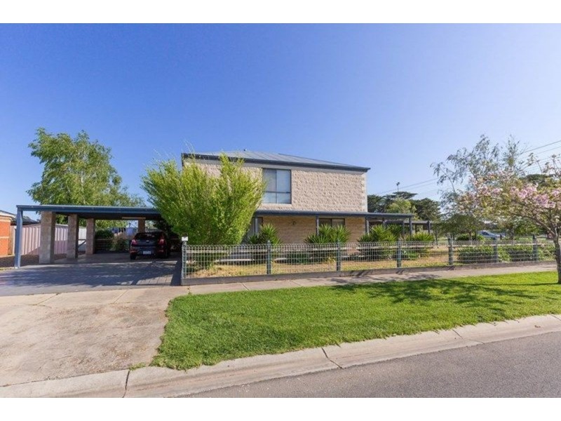 2 Greenaway Court, Sale VIC 3850