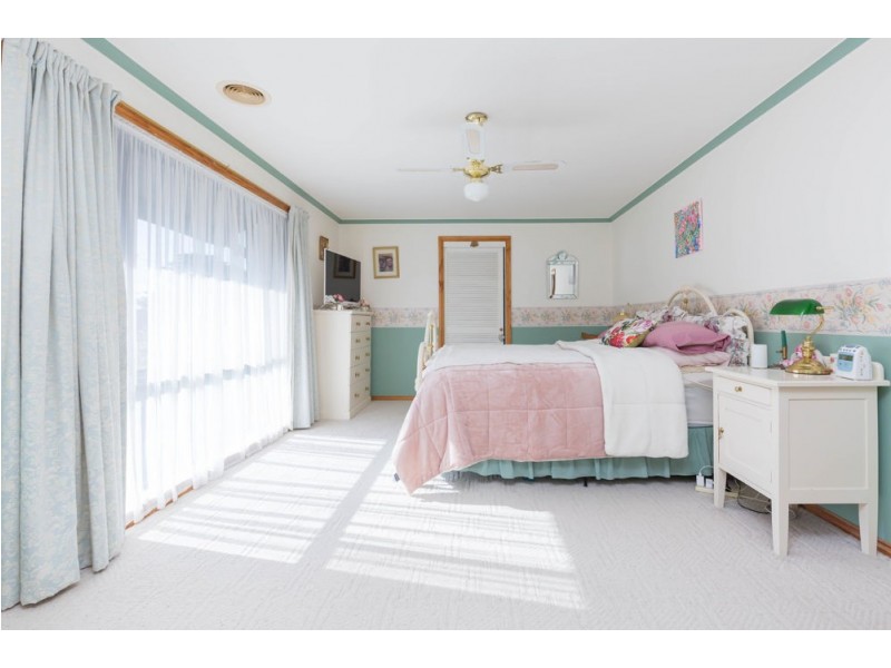 2 Greenaway Court, Sale VIC 3850