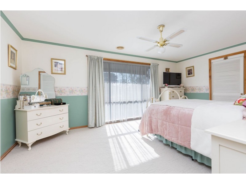 2 Greenaway Court, Sale VIC 3850