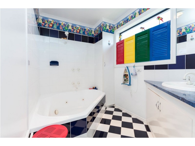 2 Greenaway Court, Sale VIC 3850