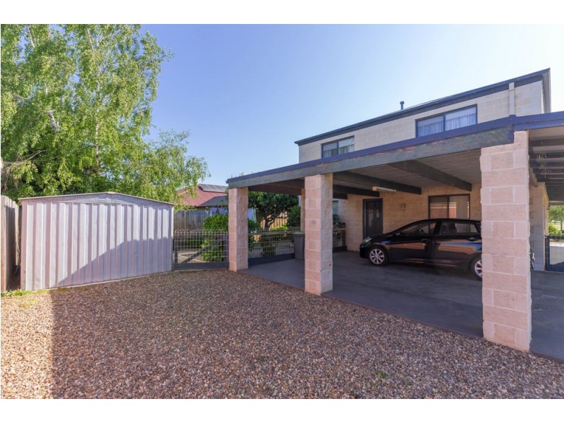 2 Greenaway Court, Sale VIC 3850
