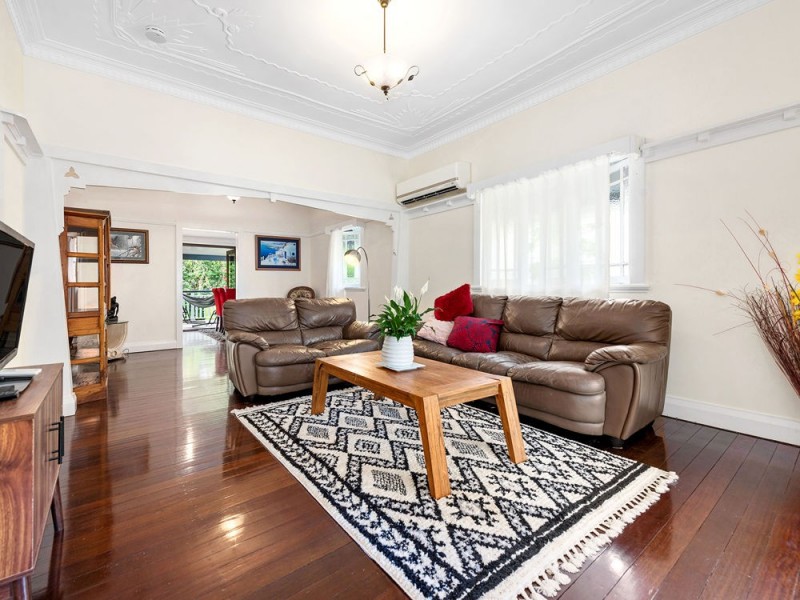 19 Black Street, Yeerongpilly QLD 4105