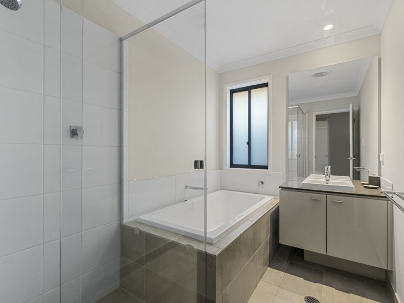 14 Covella Boulevard, Greenbank QLD 4124