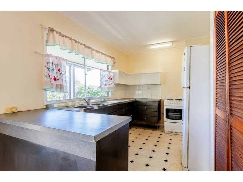 4 LANARK STREET, Kenmore QLD 4069