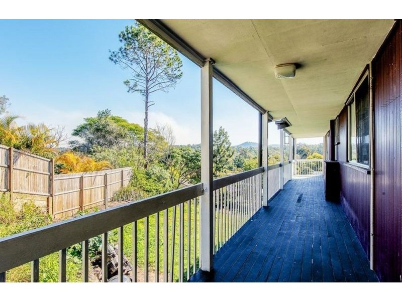4 LANARK STREET, Kenmore QLD 4069