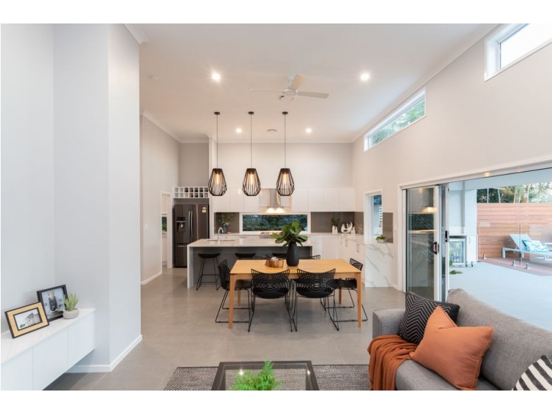 37 Dorrigo Street, Stafford Heights QLD 4053