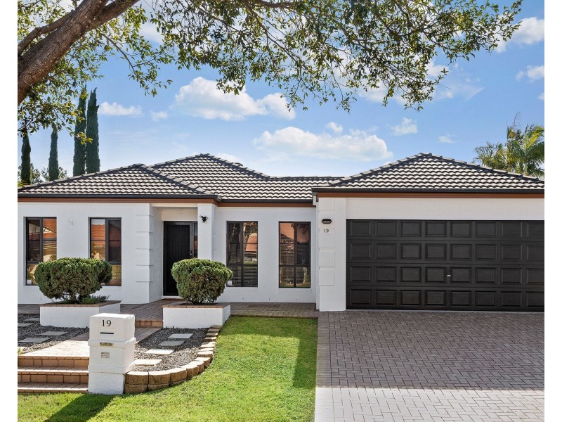 19 Benjamin Place, Sinnamon Park QLD 4073