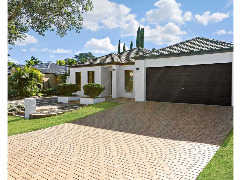 19 Benjamin Place, Sinnamon Park QLD 4073