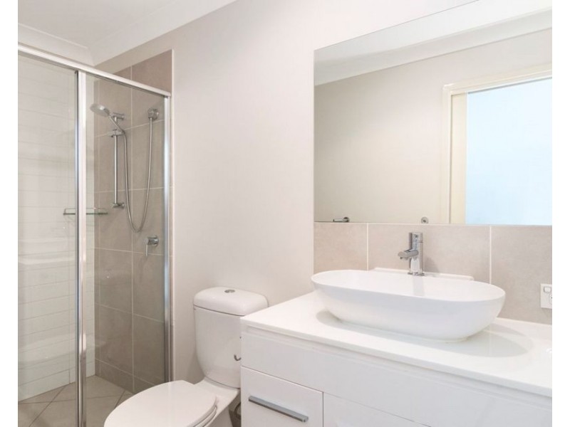 1/27 Eustace Cct, Augustine Heights QLD 4300