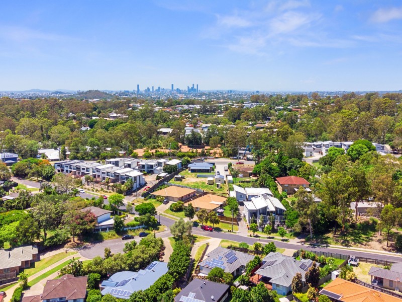 16 Walkers Rd, Everton Hills QLD 4053