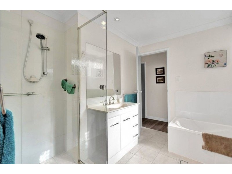 27 mergowie drive, Cleveland QLD 4163