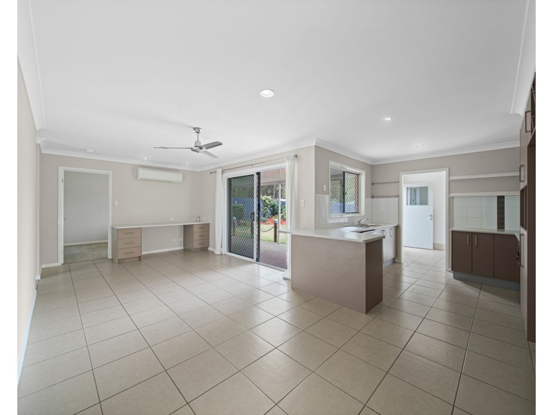 24 Hill End Avenue, Hillcrest QLD 4118