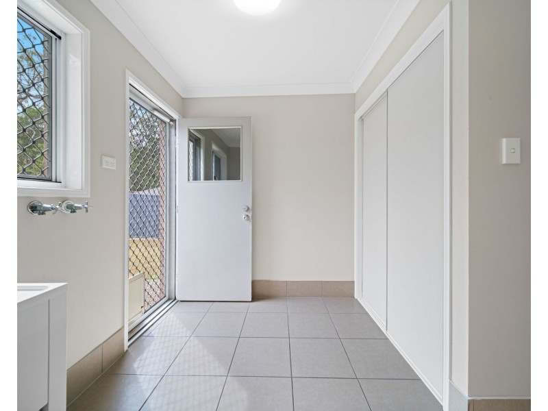 24 Hill End Avenue, Hillcrest QLD 4118