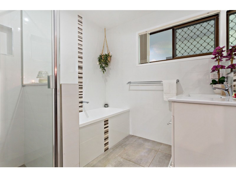 27 Pleasant Drive, Albany Creek QLD 4035