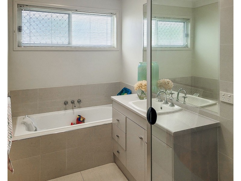 15 Bloomfield Cct, Ormeau QLD 4208