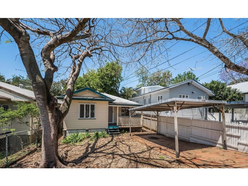 11 gilbert rd, Windsor QLD 4030