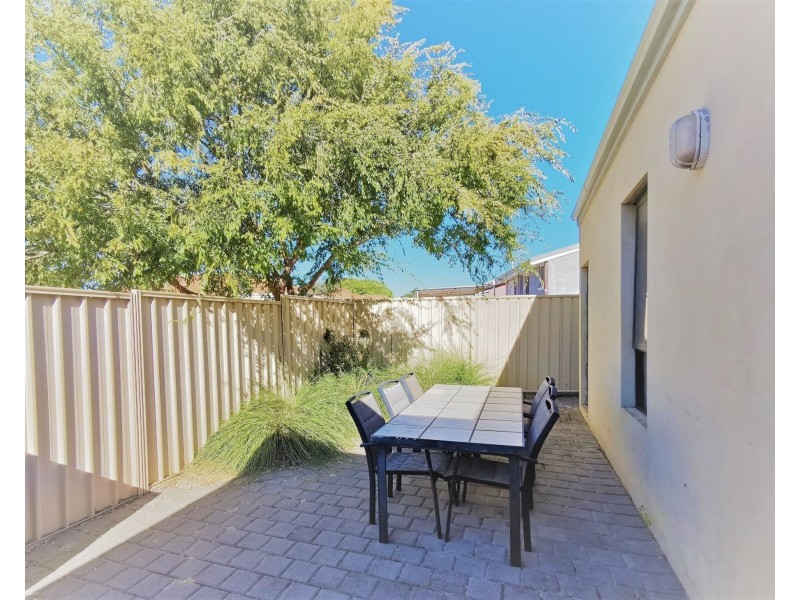 1/4 Holford Way, Wilson WA 6107