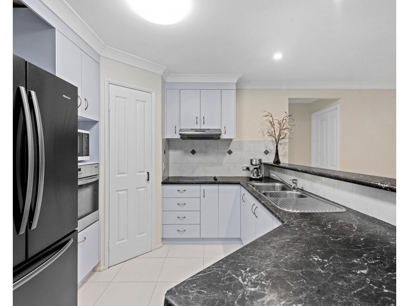 6 Macchion Close, Wakerley QLD 4154