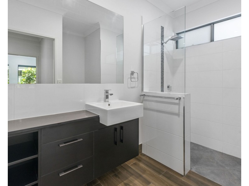 29 Freshwater Ave, Palm Cove QLD 4879