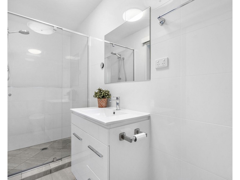 63 Wondall Road, Wynnum West QLD 4178