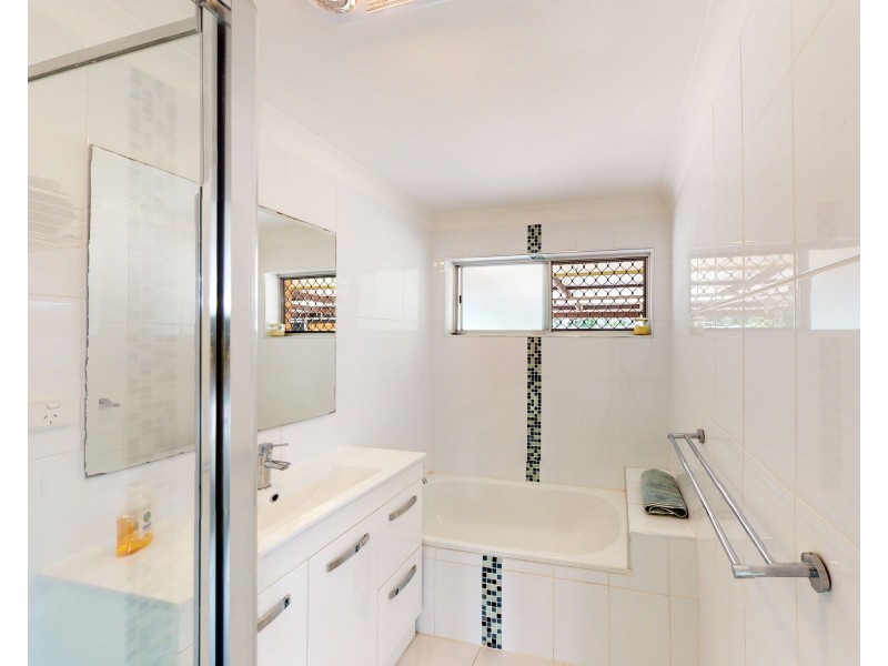 7 SANDPIPER ST, Beachmere QLD 4510