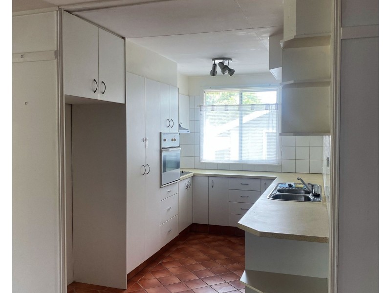 14 Trevor St, Beachmere QLD 4510