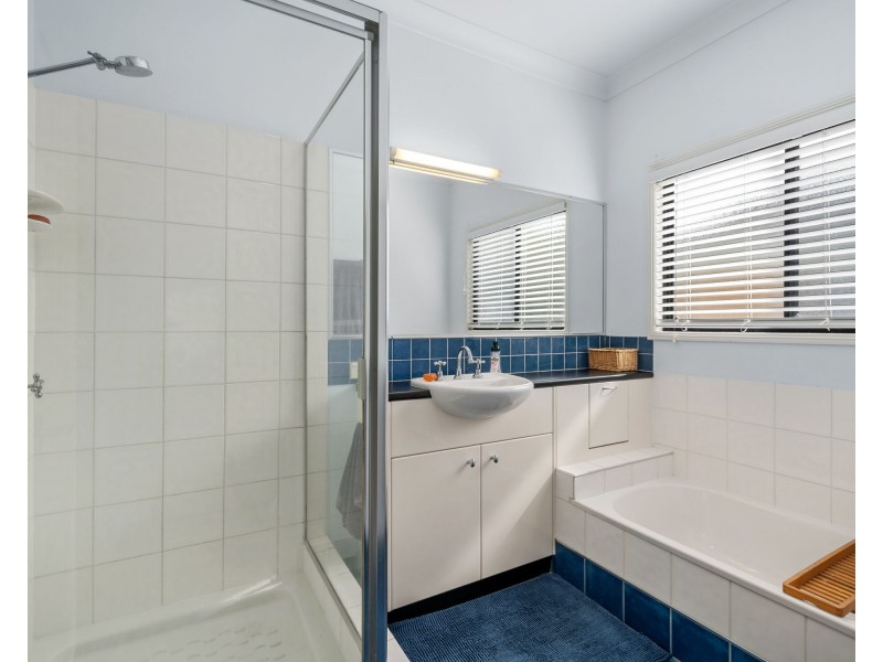 16 Oakley Street, Manly QLD 4179