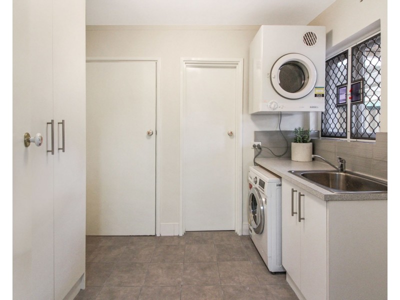 1/2 Elmslie Street, Orelia WA 6167
