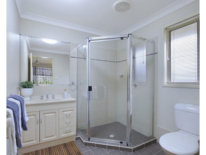 17 Shearwater Close, Albany Creek QLD 4035