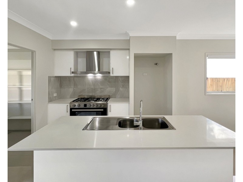 16 Southwood St, South Ripley QLD 4306