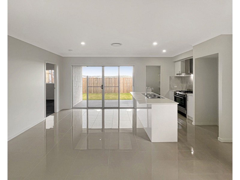 16 Southwood St, South Ripley QLD 4306