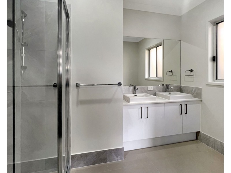16 Southwood St, South Ripley QLD 4306