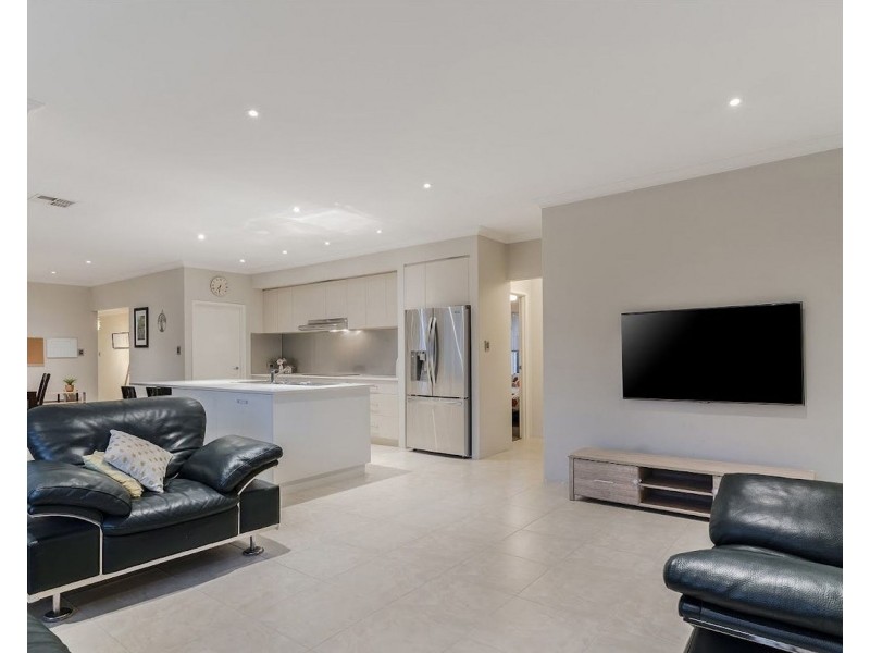 15 Lagoon Pass, Baldivis WA 6171