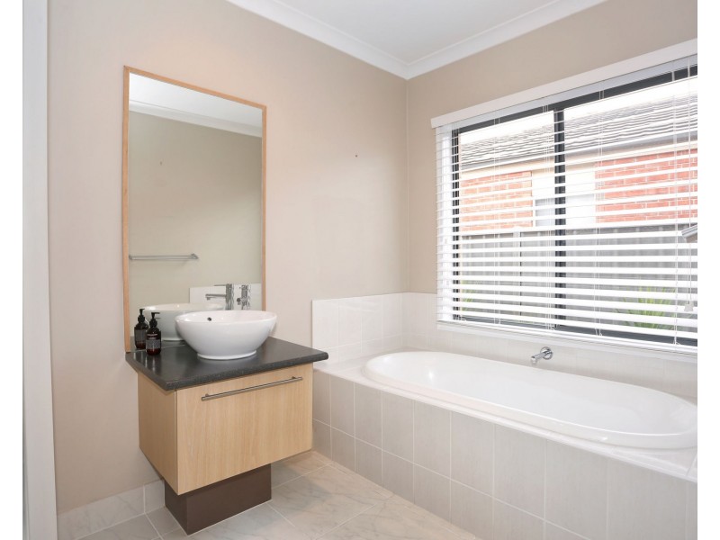 10 Torbreck Avenue, South Morang VIC 3752