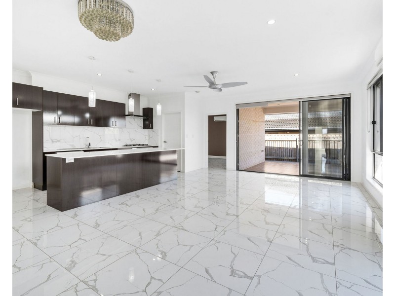 4 OXENFORD PLACE, Oxenford QLD 4210