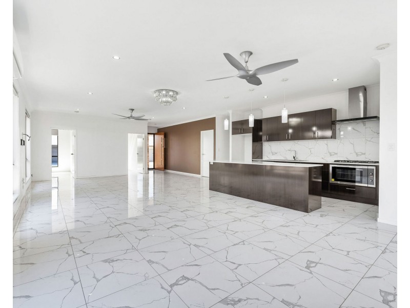 4 OXENFORD PLACE, Oxenford QLD 4210