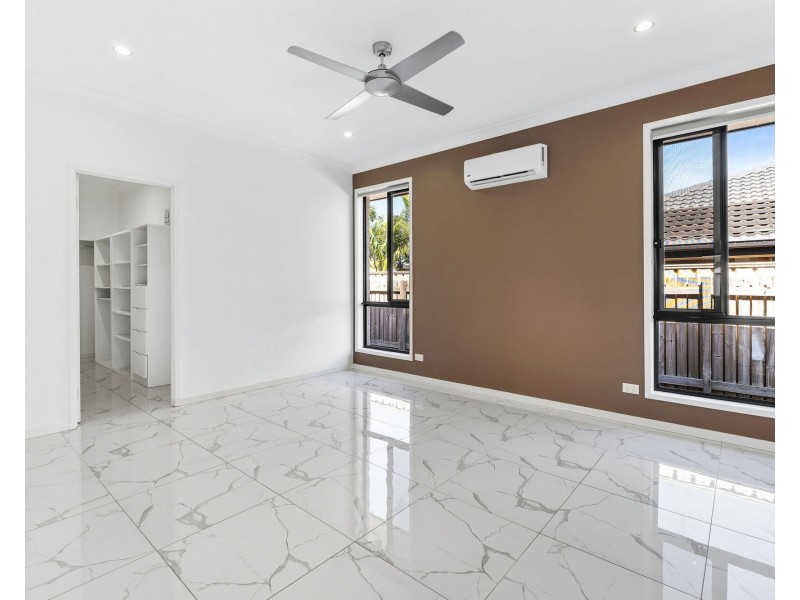 4 OXENFORD PLACE, Oxenford QLD 4210